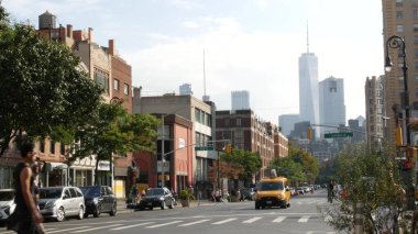 New York, ABD - 10 Eylül 2023 Manhattan Greenwich Village Caddesi, 6. Amerika Bulvarı kavşağı. ABD 'de şehir trafiği. İnsanlar, zebra, sarı taksi. Dünya Ticaret Merkezi.
