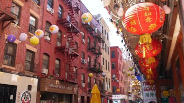 New York, ABD - 14 Eylül 2023 Manhattan Chinatown Pell Caddesi. Çin kültürü, etnik bölge mimarisi, ABD. Kırmızı tuğla binalar, kağıt fenerler ve hiyeroglifler. Küçük Çin