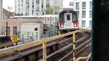 New York City, ABD - 29 Ağustos 2023: metro istasyonu. Metro treni toplu taşıma platformunda. Queens 'teki Court Square demiryolunda yükseltilmiş. New York yolcusu tren yolu trafiği, Long Island