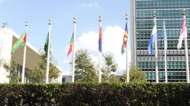 New York, ABD - 12 Eylül 2023: Birleşmiş Milletler Genel Merkezi, Manhattan Midtown, ABD. Diplomatik politik uluslararası organizasyon. Genel Kurul konferans oturumu için bayrak sırası.