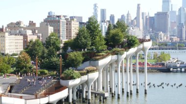 New York, ABD - 1 Eylül 2023, Little Island Park. Manhattan şehir merkezi Finans Bölgesi ufuk çizgisi şehir manzarası. Amerikan şehir binaları mimarisi. Dünya Ticaret Merkezi gökdeleni, ABD.