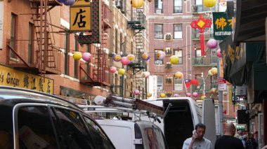 New York, ABD - 14 Eylül 2023 Manhattan Chinatown Pell Caddesi. Çin kültürü, etnik bölge mimarisi, ABD. Kırmızı tuğla binalar, yuvarlak fenerler ve hiyeroglifler. İnsanlar