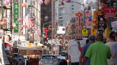 New York, ABD - 14 Eylül 2023: Manhattan Chinatown Mott Caddesi, Çin etnik bölge binaları mimarisi, ABD. Kırmızı yuvarlak kağıt fenerler, insanlar ve hiyeroglifler. Küçük Çin.