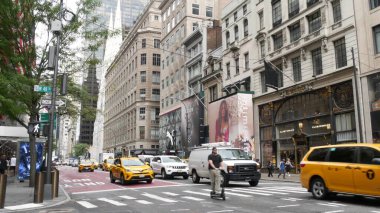 New York, Birleşik Devletler - 13 Eylül 2023 Manhattan Midtown Caddesi, Beşinci Cadde. Amerikan şehir trafiği. ABD 'de sarı taksi. İnsanlar yayalar. Alışveriş için butik mağazaları