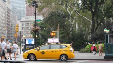 New York, ABD - 8 Eylül 2023 Manhattan Midtown Broadway, 23 sokak, 5 bulvar kavşağı. Flatiron Binası 'ndan Madison Square Park, ABD. İnsanlar, metro ve sarı taksi. Yağmur yağar.