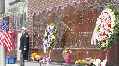 New York City, ABD - 11 Eylül 2023: İtfaiyeciler Vatanseverlik Günü 'nü kutladı. 911 'i onurlandıran muhafız, anma duvarı, FDNY anma yıldönümü. İtfaiye İstasyonu, Manhattan 10 İtfaiye Merkezi.