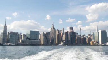 Feribottan New York City silueti. Manhattan şehir merkezinde, feribottan yükselen gökdelenler. Doğu nehri kıyısı manzarası, nehir kenarı mimarisi, ABD. Empire State, Chrysler Binası.