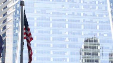 New York, Amerikan bayrağı dalgalanması. Dünya Ticaret Merkezi. Manhattan şehir merkezinde. Özgürlüğün sembolü, demokrasi, özgürlük, vatanseverlik. Star Spangled Banner, Eski Zafer. Yıldızlar ve Çizgiler. 11 Eylül Anma Günü