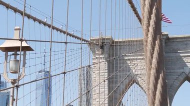 Brooklyn Köprüsü 'nden Manhattan' a, kablolar ve mavi gökyüzü. New York City silueti, finans bölgesi şehir manzarası. Dünya Ticaret Merkezi, ABD seyahat merkezi. Amerika Birleşik Devletleri Mimarisi.