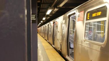 New York metro istasyonu içi, yeraltı metro platformu tabelası. Metro treni, yolcu taşımacılığı, Birleşik Devletler. Metin panosu, Dünya Ticaret Merkezi. Oculus, Manhattan şehir merkezi.