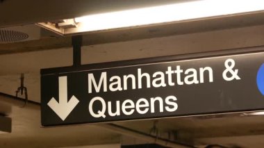 New York metro istasyonu içi, Manhattan mesaj tabelası. Yeraltı metropolü. Birleşik Devletler metro nakliye navigasyonu. Bilgi levhası kamu yolcu tren yolu. Şehir merkezi ve Queens yönü..