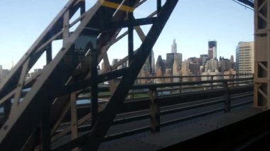 New York City Queensboro köprüsü Manhattan 'dan Queens' e. Kirli otobüs penceresinden kamera sallamak. Şehir merkezi toplu taşıma trafiği. Amerika Birleşik Devletleri sokak hayatı. Chrysler, Empire State Binası.
