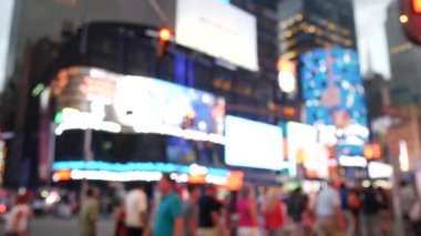 New York City Times Meydanı, Manhattan Midtown Broadway Caddesi, ABD. Amerikan NYC şehir hayatı. İnsanlar yayaların dikkatini dağıttı, zebra yaya geçidi. Reklam tabelaları, ticari reklamlar, reklam panoları parlıyor.
