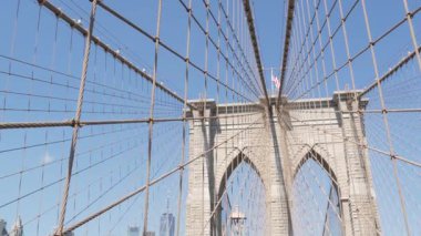 Brooklyn Köprüsü 'nden Manhattan' a, kablolar ve mavi gökyüzü. New York 'un simgesel sembolü, ABD' nin seyahat hedefi. Amerika Birleşik Devletleri 'nin mimarisi, turist simgesi. Ünlü kablolu yayın köprüsü.