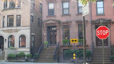 New York City konak binası, Brooklyn Heights yerleşim bölgesi, ABD. Brownstone şehir mimarisi, bağlı ev. Amerika Birleşik Devletleri emlak, Amerikan mülkü, New York 'ta apartmanlar ve evler.