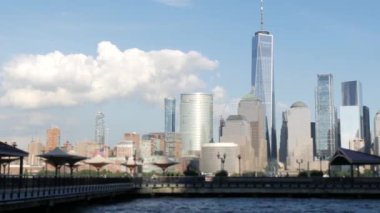 New York City rıhtımı, Manhattan şehir merkezi finans bölgesi, Dünya Ticaret Merkezi binası, nehir manzaralı gökdelenler. J Owen Grundy Park, New Jersey 'den. Birleşik Devletler mimarisi. Hudson..