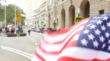 New York City Suçlama Boğa, Wall Street Borsa sembolü ABD. Aşağı Manhattan Merkez Finans Bölgesi, Birleşik Devletler. Broadway caddesinde Amerikan Bayrağı. Odaklanamayan turistler. Yer imi.