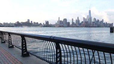 New York City rıhtımı, Manhattan şehir merkezi finans bölgesi, Dünya Ticaret Merkezi binası, nehir manzaralı gökdelenler. A iskelesinden, Hoboken, New Jersey. Birleşik Devletler mimarisi. Hudson Nehri