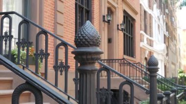 New York City konak binası, Brooklyn Heights yerleşim bölgesi, ABD. Brownstone şehir mimarisi, bağlı ev. Amerika Birleşik Devletleri emlak, Amerikan mülkü, New York 'ta apartmanlar ve evler.