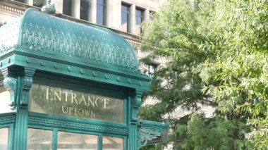 New York metrosu, Astor Place metro, yeşil demir kiosk. Metropolitan vintage giriş, halka açık yolcu taşımacılığı tarihi çıkış. NYC eski mimarisi, Manhattan, ABD.