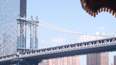 New York City Manhattan Köprüsü 'nden Brooklyn Dumbo' ya. Retro vintage atlıkarınca, ABD seyahat rotası. Birleşik Devletler turizm simgesi. Kablo destekli köprü ve eski atlıkarınca