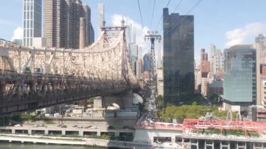 New York City Roosevelt Adası tramvayı Manhattan Midtown sokaklarına gidiyor. Queensboro Köprüsü yakınlarındaki Amerikan tramvayı. ABD 'de toplu taşıma. Yukarı doğu yakası mimarisi, ufuk çizgisi şehir manzarası.