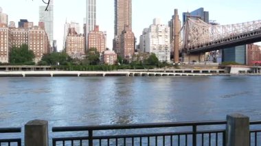 New York City rıhtımı, Queensboro Köprüsü, Manhattan Midtown binaları, nehir manzaralı gökdelenler. Roosevelt Adası 'ndan deniz kenarı manzarası. Birleşik Devletler mimarisi ve gayrimenkul.