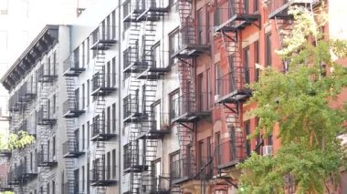 New York City klasik bina mimarisi, Manhattan, ABD. Şehir dışındaki konutlar. Birleşik Devletler 'de gayrimenkul. Tipik kırmızı tuğla cephesi. Yangın çıkışı, acil merdiven çıkışı..