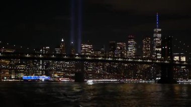 11 Eylül Anma Günü 'nde Manhattan, Light' tan Doğu Nehri 'ne övgü. Feribottan New York 'a. Dünya Ticaret Merkezi. 11 Eylül Anıtı. Amerika Birleşik Devletleri 'nin gökyüzünde iki kiriş