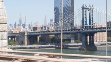 Brooklyn Köprüsü manzaralı New York City Manhattan Köprüsü. Şehir merkezindeki Empire State binası. ABD 'yi gezmek, turistik yerleri gezmek. New York Skyline şehir manzarası. Doğu Nehri suyunun üzerindeki ikonik mimari kablolardan..