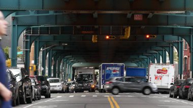 New York, Birleşik Devletler - 31 Ağustos 2023 Pepsi kamyonu, sokağın üstündeki metro yükseltilmiş. Yolun üzerindeki Metropolitan Köprüsü, Queens. Long Island metro hattı. Metalik demiryolu altında arabalar. NYC şehir hayatı.