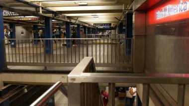 New York, ABD - 31 Ağustos 2023 Manhattan metro istasyonu içi, yeraltı metropolitan transferi. Toplu taşıma. Tren yolu değiştirme merkezi, yolcu trafiği. İnsanlar, Bank of America
