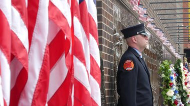 New York City, ABD - 11 Eylül 2023: İtfaiyeciler Vatanseverlik Günü 'nü kutladı. 911 'i onurlandıran muhafız, anma duvarı, FDNY anma yıldönümü. İtfaiye İstasyonu, Manhattan 10 İtfaiye Merkezi.