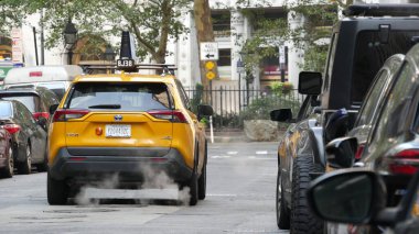 New York, ABD - 9 Eylül 2023: rögar kapağından sıcak duman, Con Edisons Steam sistemi. Yol buharı, Beaver Caddesi 'ndeki araba, NYC Finansal Bölgesi, Aşağı Manhattan, ABD. Sarı taksi.