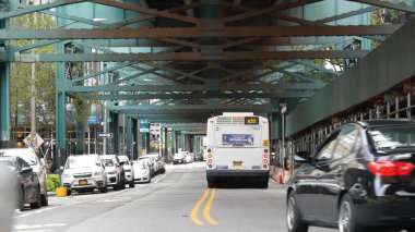 New York, Birleşik Devletler - 31 Ağustos 2023: sokağın üstündeki metro yükseltilmiş. Yolun üzerindeki Metropolitan Köprüsü, Queens. Long Island metro hattı, Court Meydanı. Tren yolu altında arabalar ve otobüsler. NYC şehir hayatı.