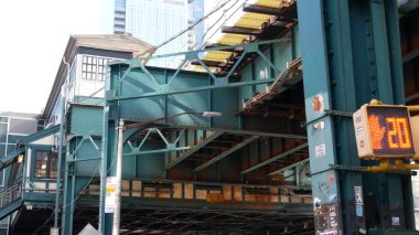 New York, Birleşik Devletler, 1 Eylül 2023: yükseltilmiş metro, metro köprüsü, cadde üzerindeki metro yolu. Demiryolu taşımacılığı. Lokantada. Queens demiryolu hattı, Court Square, Long Island