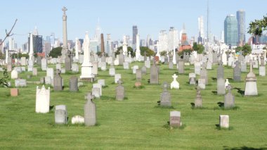 New York, ABD - 14 Eylül 2023: ABD 'deki Calvary Mezarlığı. Manhattan şehir merkezi siluet şehir mimarisi. Mezar taşları, büyük mezarlıklar. Geniş mezarlık çimenleri.