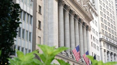 New York City, ABD - 3 Eylül 2023: Manhattan Downtown Financial District kentsel mimarisi. Amerikan bayrağı. Wall Street Borsası ön cephe binası sütunları, ABD Borsası, NYC.