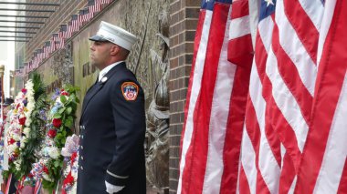 New York City, ABD - 11 Eylül 2023: İtfaiyeciler Vatanseverlik Günü 'nü kutladı. 911 'i onurlandıran muhafız, anma duvarı, FDNY anma yıldönümü. İtfaiye İstasyonu, Manhattan 10 İtfaiye Merkezi.