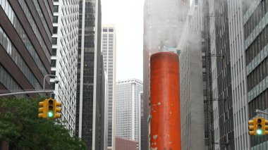 New York City, ABD - 9 Eylül 2023: Buhar Water Street 'e buhar püskürtüldü, turuncu tüp yığını. Pipo dumanı. Con Edisons Buhar Operasyonları Sistemi, Manhattan şehir merkezi finans bölgesi.