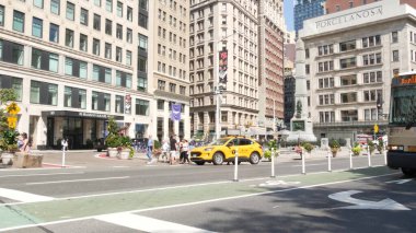 New York, ABD - 6 Eylül 2023 Manhattan Midtown Broadway, 23 sokak, 5 bulvar kavşağı. Madison Park yakınlarındaki Worth Meydanı, Flatiron, ABD. Porcelanosa 'da. - İnsanlar. Sarı taksi.