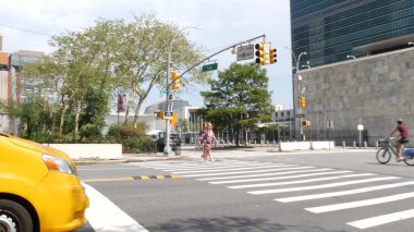 New York, ABD - 4 Eylül 2023: Birleşmiş Milletler Genel Merkezi, Manhattan Midtown, ABD. Diplomatik politik uluslararası organizasyon, Genel Kurul. Sokak trafiği, sarı taksi arabası..