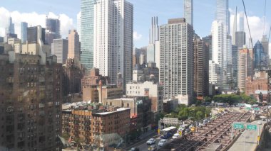 New York, ABD - 12 Eylül 2023: Manhattan Midtown sokaklarına giden Roosevelt Adası tramvayı. Amerikan tramvayı, Queensboro Köprüsü. Kentsel toplu taşıma, ABD. Mimari şehir manzarası inşa ediliyor