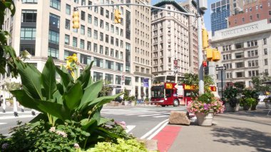 New York, ABD - 6 Eylül 2023 Manhattan Midtown Broadway, 23 sokak, 5 bulvar kavşağı. Madison Park yakınlarındaki Worth Meydanı, Flatiron, ABD. Porcelanosa 'da. Büyük Otobüs Turu 'ndaki insanlar.
