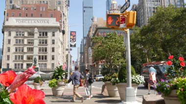 New York, ABD - 6 Eylül 2023 Manhattan Midtown Broadway, 23 sokak, 5 bulvar kavşağı. Madison Park yakınlarındaki Worth Meydanı, Flatiron, ABD. Porcelanosa 'da. - İnsanlar. Sarı taksi.