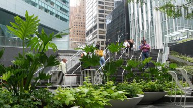 New York, ABD - 11 Eylül 2023 Manhattan Midtown ofis binaları, Lexington Bulvarı, ABD. Metro istasyonundan çıkan yayalar, 53. Cadde 'deki merdivenler, Amerikan şehir yaşamı..