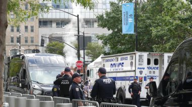 New York City, ABD - 11 Eylül 2023: İtfaiyeciler Vatanseverlik Günü 'nü kutladı. Polis arabaları, polis memurları 911 Memorial Havuzları yakınlarında. NYPD İtfaiye Merkezi, Manhattan 10 İtfaiye Merkezi, ABD.