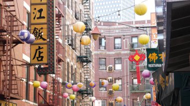 New York, ABD - 14 Eylül 2023 Manhattan Chinatown Pell Caddesi. Çin kültürü, etnik bölge mimarisi, ABD. Kırmızı tuğla binalar, kağıt fenerler ve hiyeroglifler. Küçük Çin