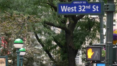New York, Birleşik Devletler - 29 Ağustos 2023 Manhattan Broadway sokak kavşağı tabelası. Şehir merkezi, Greeley, Herald Meydanı. Metro küresi, metro girişi küre lambası, trafik ışığı, yol işareti..