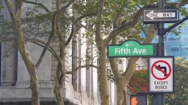 Beşinci cadde, 5 ave yolu tabelası, Manhattan şehir merkezi mimarisi, New York 5 av, 42 sokak köşesi Bryant Park ve Kütüphane. Trafik kavşağı tek yönlü ok işareti, ABD.